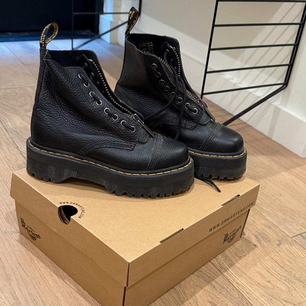 Dr. Martens Black Pebbled Sinclair boot great condition sz 38